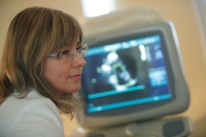Kardiolog z Poardani Kardiologicznej ETERMED w Gdańsku wykonuje echo serca pacjentowi