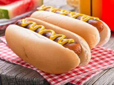 Lubisz hot-dogi, kabanosy, peklowane wędliny! Najnowsze badania są niepokojące!