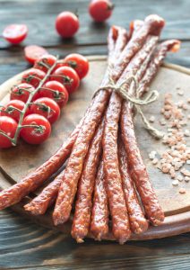 Lubisz hot-dogi, kabanosy, peklowane wędliny! Najnowsze badania są niepokojące!