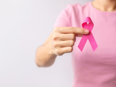 Różowa wstążka to międzynarodowy symbol oznaczający walkę z rakiem piersi.