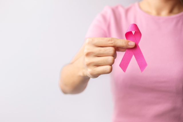 Różowa wstążka to międzynarodowy symbol oznaczający walkę z rakiem piersi.