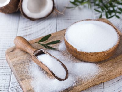 Biały cukier w misce na desce kuchennej