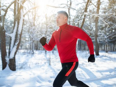 Mężczyzna uprawiający sport w zimową porę roku, poprawia funkcjonowanie układu immunologicznego.