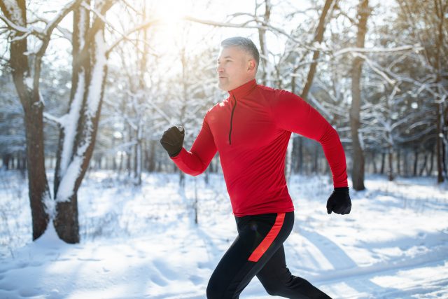 Mężczyzna uprawiający sport w zimową porę roku, poprawia funkcjonowanie układu immunologicznego.