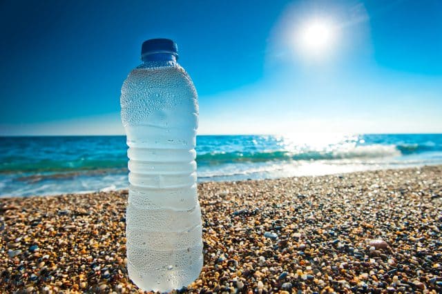 Butelka wody zostawiona na słońcu jest zagrożeniem dla Twojego zdrowia