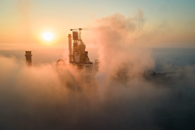 Zdjęcie na którym widać smog, duży budynek za mgłą