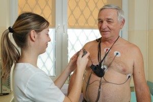 Pacjent w Poradni Kardiologicznej ETERMED w Gdańsku podczas zakładania holtera ekg