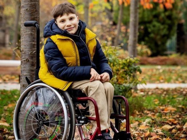 Chłopiec na wózku inwalidzkim