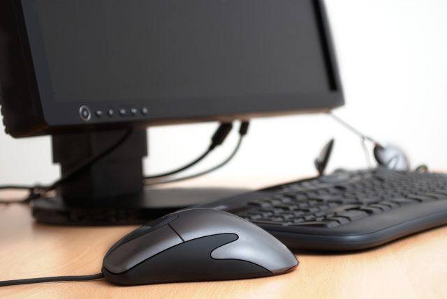Sprzęt komputerowy - monitor, klawiatura i mysz na biurku