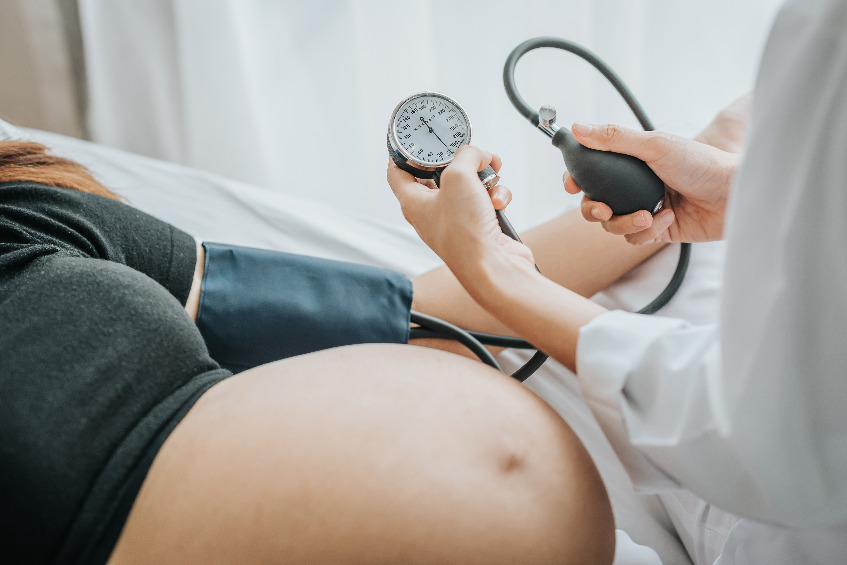 Badanie mierzenia ciśnienia kobiecie w ciąży