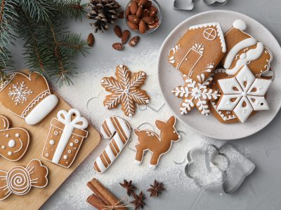 Bożonarodzeniowe ciasteczka (pierniczki) pokryte białym lukrem.