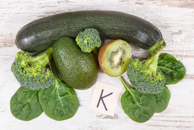 Owoce i warzywa stanowiące źródło witaminy K, odpowiedzialnej za prawidłowe krzepnięcie krwi.