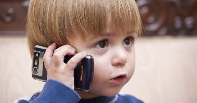 Znalezione obrazy dla zapytania: dziecko z telefonem