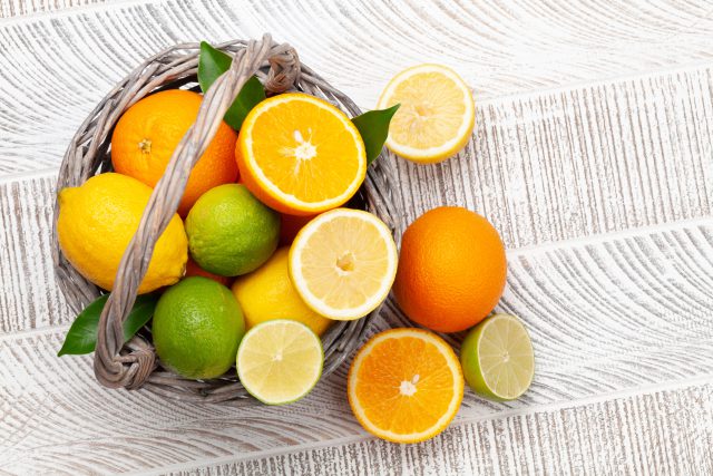 Owoce cytrusowe jako bogate źródło witaminy C, odpowiedzialnej za odporność organizmu.